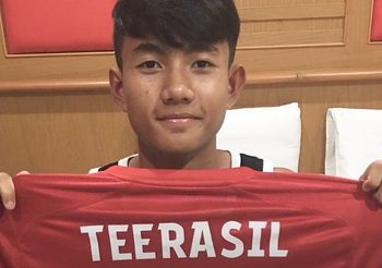 ต้นแบบผม! ศุภณัฏฐ์ยิ้มแก้มปริแลกเสื้อ ‘ธีรศิลป์’ ลุ้นยืนคู่ในคิงส์คัพ