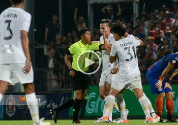 สมควรใบแดง? ‘สรรวัชญ์’ อารมณ์หลุดต่อยท้องผู้ตัดสินช่วงท้ายเกม (มีคลิป)