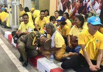 อีกภาพประทับใจ! ตำรวจก้มกราบ คุณยายชาวสงขลา มารอรับเสด็จฯ