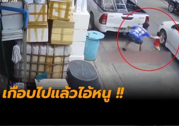 จังหวะชีวิต นาทีชายสติไวดึงแขนหนูน้อย หลังวิ่งออกกลางถนนหวิดถูกรถชน