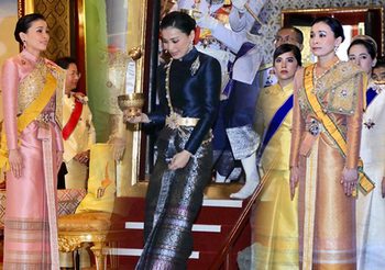 ฉลองพระองค์ผ้าไทย สมเด็จพระนางเจ้าสุทิดา พัชรสุธาพิมลลักษณ พระบรมราชินี