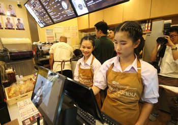 ซีพี ออลล์ มอบร้านกาแฟ สานฝันนักเรียนบกพร่องการได้ยิน