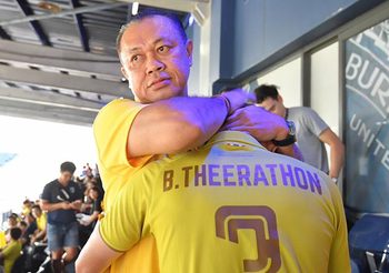เคลียร์ใจ! ‘ธีราทร’ โผกอด ‘เนวิน-ซ้อต่าย’ หลังจบเกม คิงส์คัพ (คลิป)