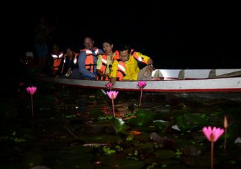 เที่ยวพัทลุง ล่องเรือชมบัว เย้ยจันทร์ คืนวันเพ็ญ ที่ทะเลน้อย
