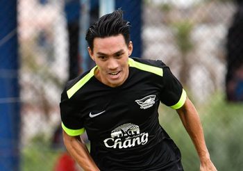 เครื่องหมายการค้า! ลีซอ ยันสวมเสื้อหมายเลข 14 ให้ ฉลามชล