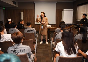 เรียกขวัญกำลังใจ! ‘มาดามแป้ง’ บุกแคมป์ชบาแก้วสั่งลืมเกมพ่าย 13-0 ศึก ฟุตบอลโลกหญิง 2019