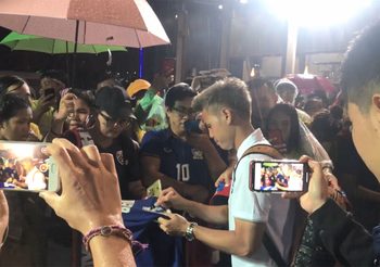 ‘ธีราทร’ ฝ่าสายฝนขอบคุณแฟนบอลไทยหลังจบเกม คิงส์คัพ (คลิป)