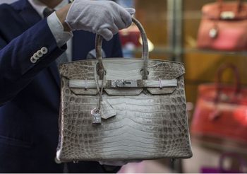 คุ้มค่าที่ลงทุน?! สถิติใหม่ของการประมูล กระเป๋า Hermès ซื้อบ้านหลังนึงได้สบายๆ