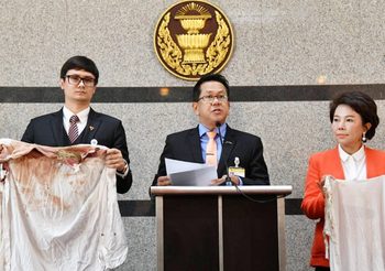 ‘รังสิมันต์ โรม’ โชว์เสื้อเปือนเลือด ‘จ่านิว’ จี้เร่งติดตามคนร้าย