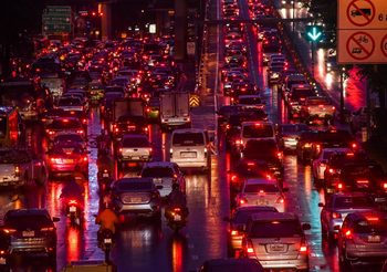 กทม.ยังคงมีฝนตกลงมาตลอดวัน ทำให้การจราจรติดขัดหลายจุด