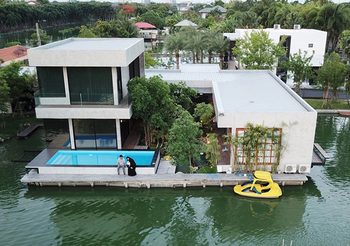 งบ 5.5 ล้านบ. สร้าง บ้านเดี่ยวสองชั้น แนวโมเดิร์นรูปตัวยูกลางน้ำด้วยตัวเอง