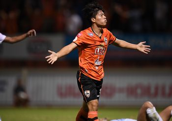 กว่างโซ้งผงาด! สิงห์เชียงรายยิงบุรีรัมย์เละ 4-0 ทะยานจ่าฝูงไทยลีก
