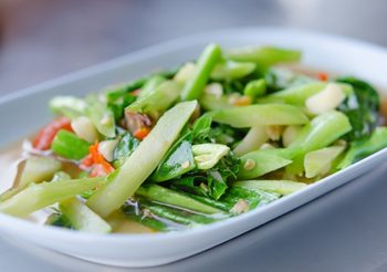 วิธีทำ ผัดคะน้าปลาเค็ม ขั้นตอนน้อย ไร้เครื่องปรุง แต่อร่อยกลมกล่อม