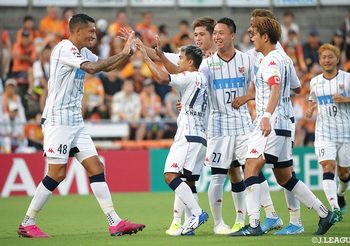 เห็นๆกันอยู่! สื่อชื่อดังโสมขาวยก ‘ชนาธิป’ เทพกว่า ‘เหงียน คอง เฟือง’