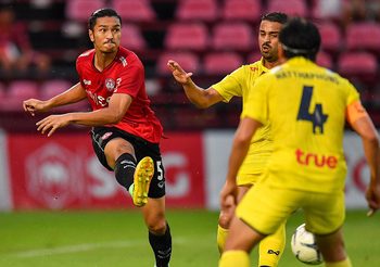 ผลบอล ฉุดไม่อยู่! เอสซีจี เมืองทองฯ กู้ฟอร์มถล่ม สุพรรณบุรี ราบคาบ 4-1