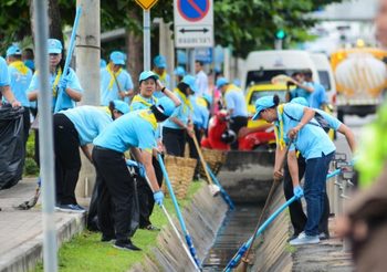 วุฒิสภา-จิตอาสาทำความสะอาดรางระบายน้ำเทิดพระเกียรติสมเด็จพระพันปีหลวง