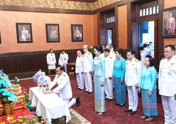 นายกฯ นำคณะรัฐมนตรี ตักบาตรเฉลิมพระชนมพรรษาสมเด็จพระพันปีหลวง