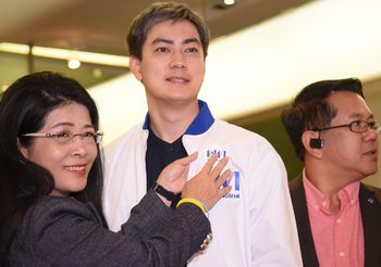 ฟิล์ม รัฐภูมิ หอบเอกสาร เข้าสมัครเป็นสมาชิก พรรคเพื่อไทยแล้ว