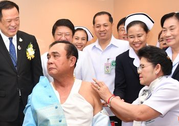 ‘บิ๊กตู่’ ฉีดวัคซีน ก่อนถามพยาบาล ‘มีวัคซีนแก้โรคการเมืองไหม’