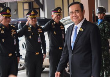 นายกฯ ลงพื้นที่ ฝ่าวิกฤตภัยแล้งสุรินทร์-บุรีรัมย์
