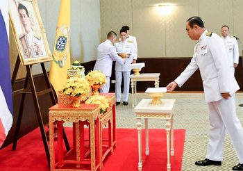 บิ๊กตู่ นำ ครม. เข้ารับพระราชดำรัส พร้อมลายพระราชหัตถ์แล้ว