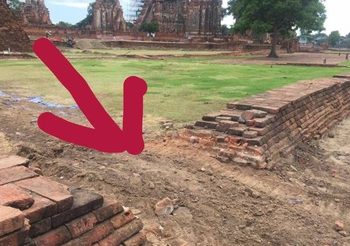 เศร้าใจ! พังกำแพงเก่าแก่ วัดไชยฯ ขุดวางสายไฟส่องสว่างใหม่