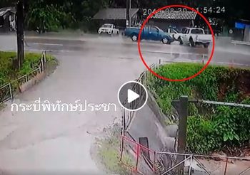 คลิปนาที กระบะชนประสานงากันที่กระบี่ หลังเกิดฝนตกถนนลื่น