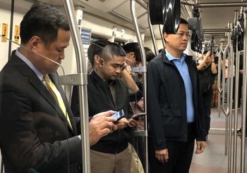 ‘อนุทิน’ โพสต์ภาพใช้บริการรถไฟฟ้า พร้อมให้กำลังใจคนกรุงฝ่ารถติด