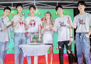 สรุปดราม่า แฟนคลับไม่พอใจ “ต๊อบ เถ้าแก่น้อย” ใช้แฟนมีตติ้ง F4 เซอร์ไพรส์วันเกิดเมีย