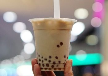 หนุ่มกิน ‘ชาไข่มุก’ แทนอาหาร สุดท้ายปวดท้องหนักหมอเจอก้อนแป้งอุดลำไส้