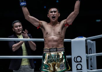 เพชรมรกต ส่งกางเกงมวยนัดล้างตาครั้งสำคัญกับ เปโตรเซียน ร่วมประมูลช่วยน้ำท่วม