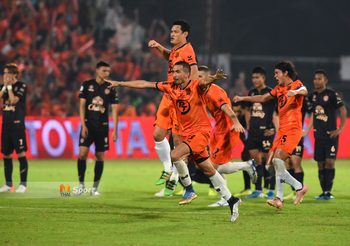 บุรีรัมย์ ช็อกดิ! พีที ประจวบ แม่นเป้าดับโทษคว้าแชมป์ ลีกคัพ ประวัติศาสตร์