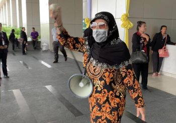 ชาวพระโขนง ประท้วงกรมที่ดิน เพิกเฉยกรณีชาวบ้านถูกยักยอกที่ดิน