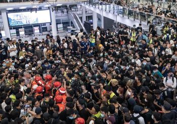 ผู้ประท้วงยึดสนามบินฮ่องกงอีกครั้ง