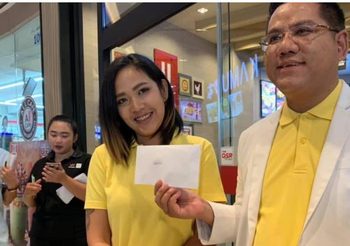 ไก่ทอดยี่ห้อดังมอบบัตรกำนัล 2 พันบาท ให้ลูกค้าสั่งไก่เจอขนปริศนา