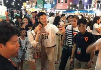 ช่อ พรรณิการ์-ธนาธร บุกตลาดนกฮูก เรียกร้องเปลี่ยนรัฐธรรมนูญ