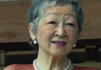 แพทย์ผ่าตัดรักษามะเร็งเต้านม ‘อดีตสมเด็จพระจักรพรรดินี มิชิโกะ’ สำเร็จ