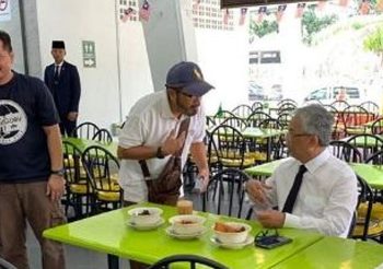 ‘สุลต่านมาเลย์’ เสวยอาหารข้างทาง พร้อมจ่ายค่าอาหารให้ลูกค้าทุกโต๊ะ