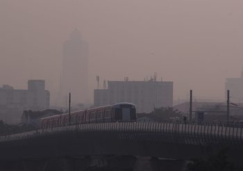 เช้านี้พบฝุ่น PM 2.5 เกินมาตรฐาน คนกรุงเริ่มกลับมาสวมหน้ากากอนามัย