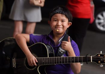 น้องกัณฑ์ วัย 9 ขวบ โชว์เล่นกีต้าร์ หารายได้ส่งตัวเองเรียน