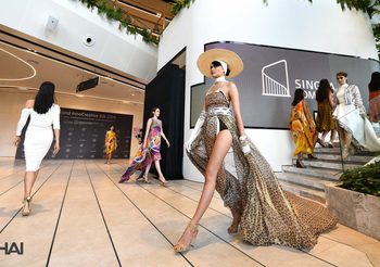 สุดอลังการ!! แฟชั่นโชว์ ‘ผ้าไหมไทย’ โดย 4 ดีไซเนอร์รุ่นใหม่