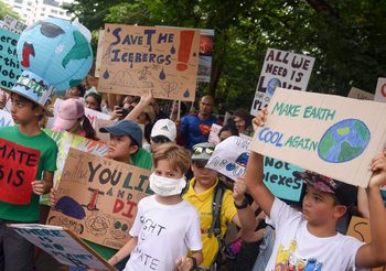 ประมวลภาพ เยาวชนร่วมเดินรณรงค์ เพื่อปกป้องสภาพภูมิอากาศโลก