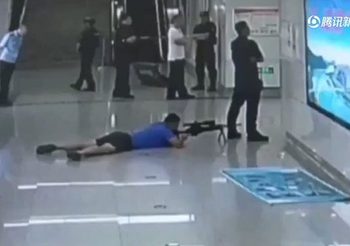 นาทีตำรวจจีน ยิงสไนเปอร์นัดเดียว ปลิดชีพคนร้ายจับตัวประกัน