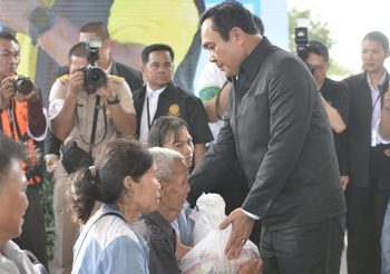บิ๊กตู่ อ้อนชาวอุบลฯ หลังลงเยี่ยมชาวบ้านประสบภัยน้ำท่วม