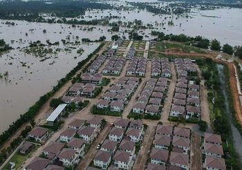 ภาพหมู่บ้านที่อุบลฯ รอดน้ำท่วม กลายเป็นเกาะ รายล้อมด้วยมวลน้ำ