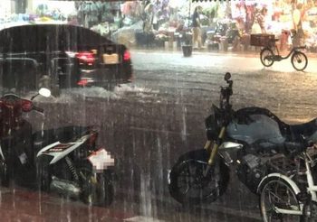 กทม.-ปริมณฑล ฝนถล่ม น้ำรอระบายหลายจุด แนะขับรถระวัง