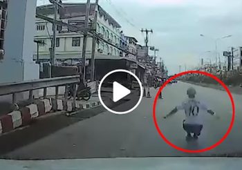 นาทีคนโดดสะพานลอย หวังให้รถชนซ้ำเสียชีวิต โชคหนีคนขับหลบทัน