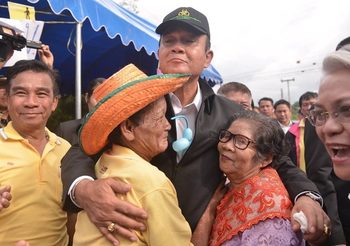 นายกฯ ยันไม่ใช่เทวดา หลังถูกเหน็บระหว่างลงพื้นที่ดูน้ำท่วมอุบล