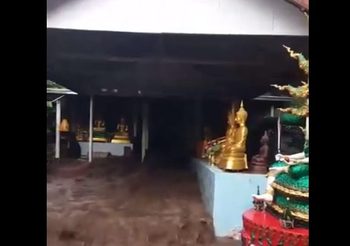นาทีน้ำป่าไหลทะลัก ผ่านศาลาวัดถ้ำมงคล ที่ลพบุรี