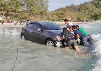 กู้ภัยรุดช่วย สาวง่วงนอนขับรถตกทะเล
